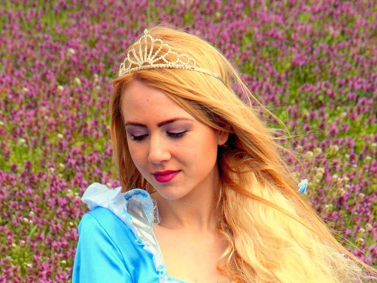 Açık renkli taşların üzerinde alçak akan sığ bir ırmak